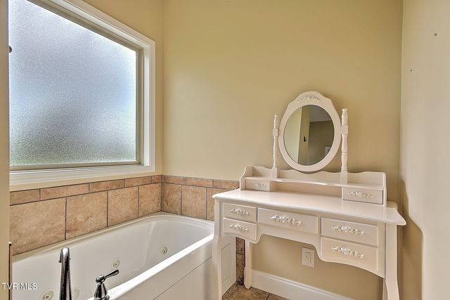 204 West Hawthorne Court, Greeneville, TN 37745