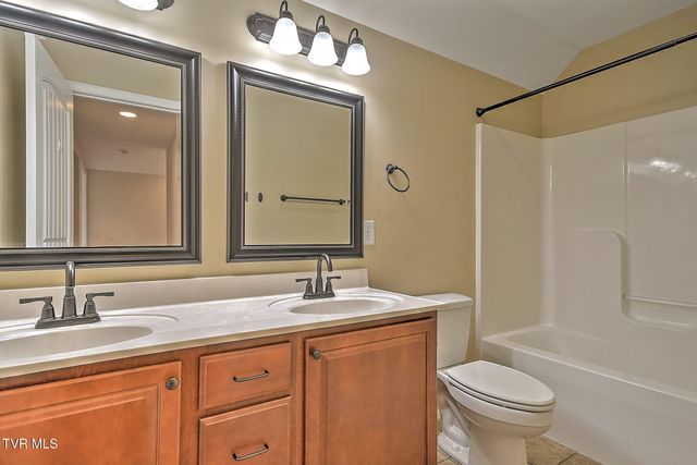 204 West Hawthorne Court, Greeneville, TN 37745