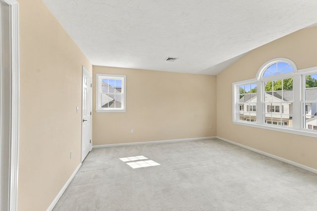 14 Crab Apple Ln 14, Franklin, MA 02038