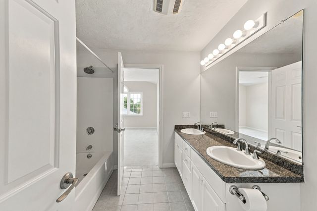 14 Crab Apple Ln 14, Franklin, MA 02038