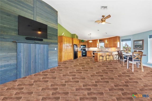 1504 W Saint Louis Avenue, Seadrift, TX 77983