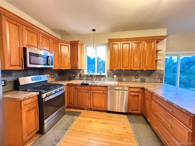15584 Timbers Edge Drive, Clinton Charter Township, MI 48035