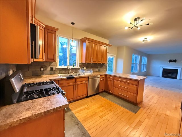 15584 Timbers Edge Drive, Clinton Charter Township, MI 48035