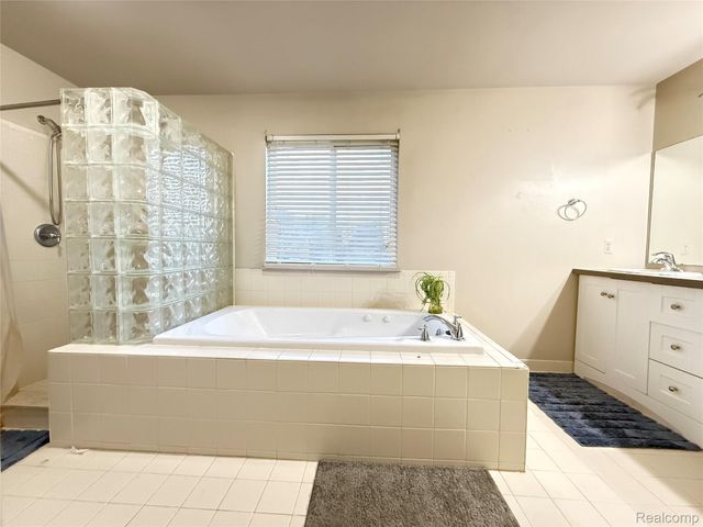 15584 Timbers Edge Drive, Clinton Charter Township, MI 48035