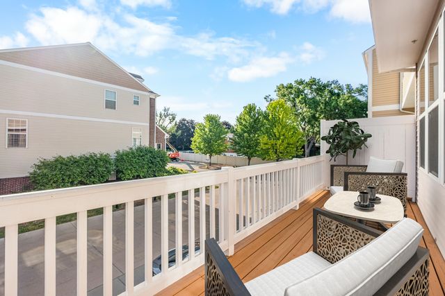 64 N Dryden Place, Arlington Heights, IL 60004