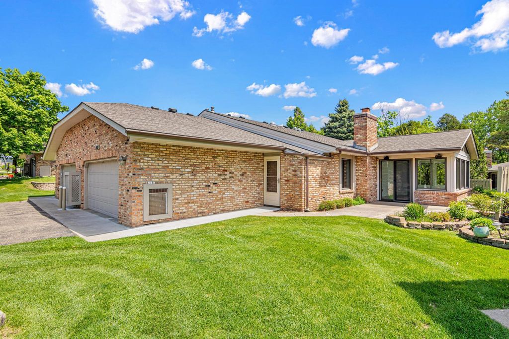 1860 Juneau Lane N, Plymouth, MN 55447
