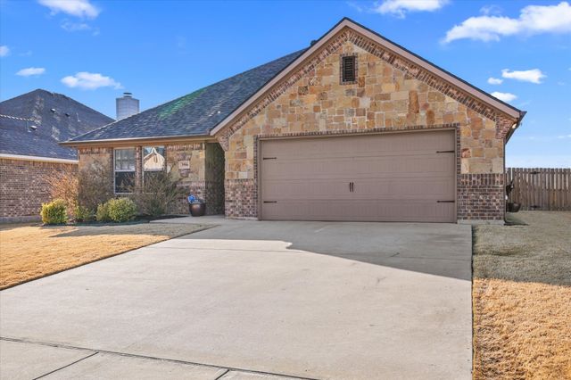 3906 Kensington Drive, Sanger, TX 76266