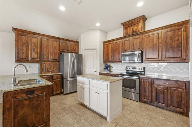 3906 Kensington Drive, Sanger, TX 76266