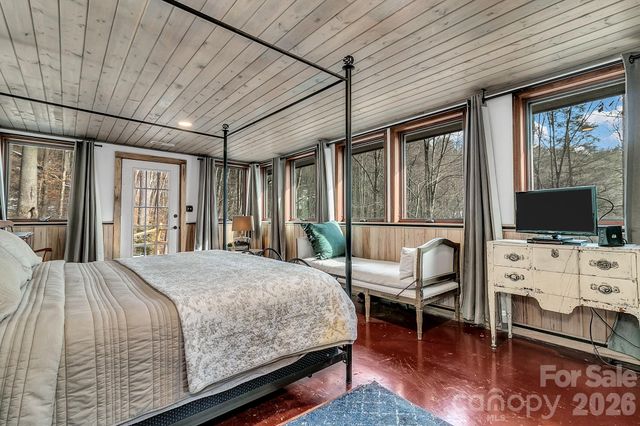 346 Lucky Lane, Clyde, NC 28721