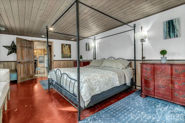 346 Lucky Lane, Clyde, NC 28721