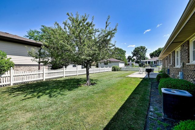 497 JULIE Drive, Schaumburg, IL 60193