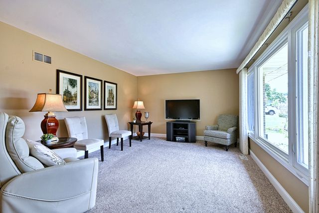 497 JULIE Drive, Schaumburg, IL 60193