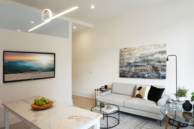 812 W Adams Street 212, Chicago, IL 60607