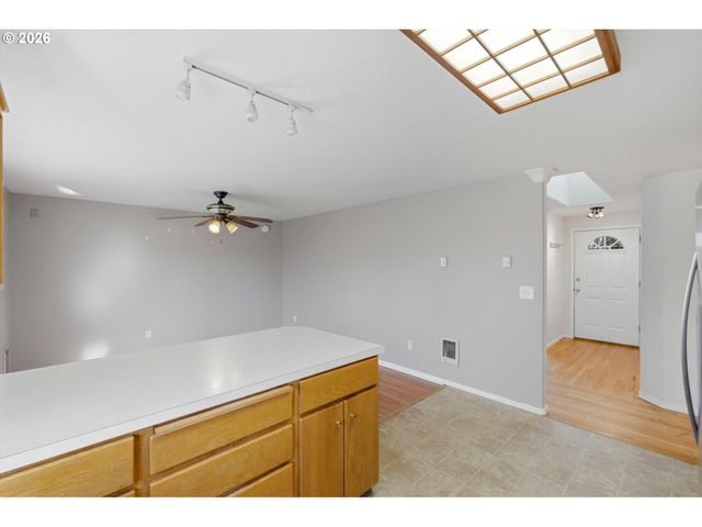 8911 Ne BURTON Rd, Vancouver, WA 98662