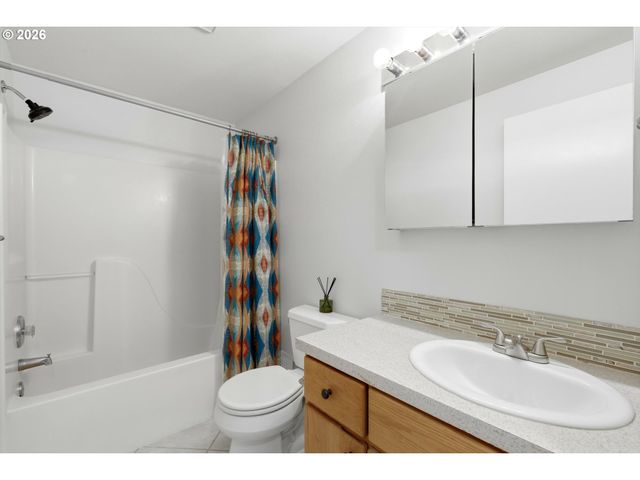 8911 Ne BURTON Rd, Vancouver, WA 98662