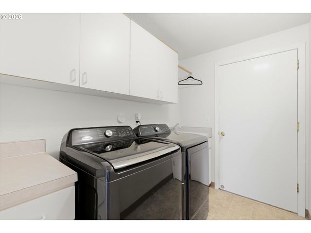 8911 Ne BURTON Rd, Vancouver, WA 98662