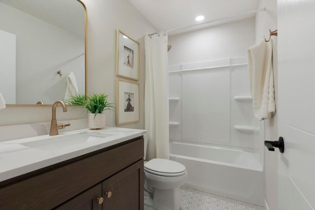 3476 Knightsbridge Trail N, Lake Elmo, MN 55042