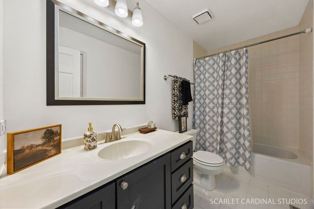 528 Pershing Avenue G, Glen Ellyn, IL 60137