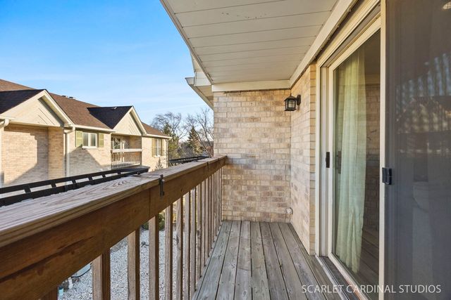 528 Pershing Avenue G, Glen Ellyn, IL 60137