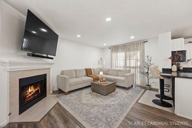 528 Pershing Avenue G, Glen Ellyn, IL 60137