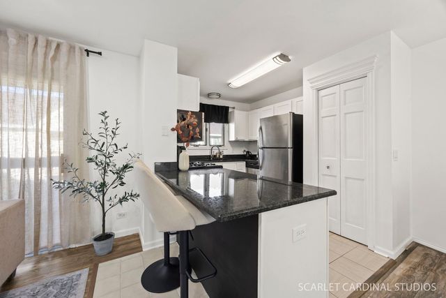 528 Pershing Avenue G, Glen Ellyn, IL 60137