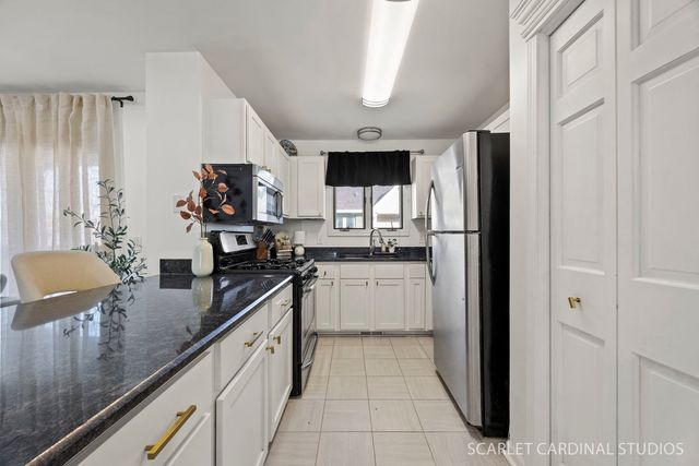 528 Pershing Avenue G, Glen Ellyn, IL 60137