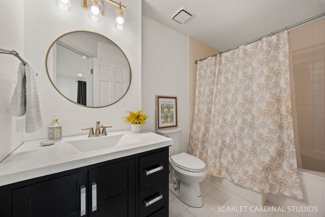 528 Pershing Avenue G, Glen Ellyn, IL 60137