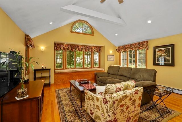 6 Lydia Ln, Franklin, MA 02038