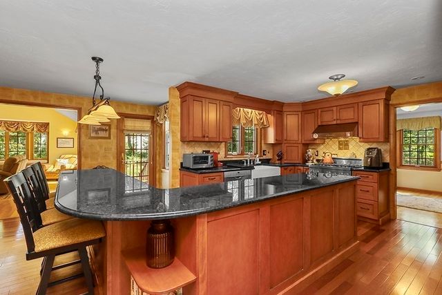 6 Lydia Ln, Franklin, MA 02038