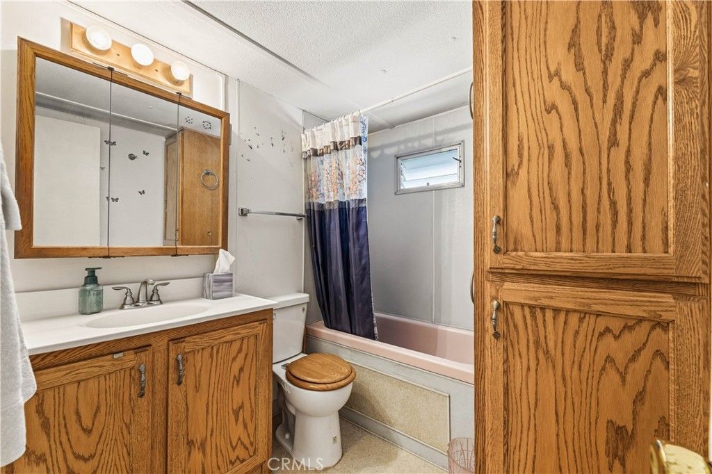 Image 14 of property listing at 10711 Sherman Grove Avenue 9, Sunland, CA 91040
