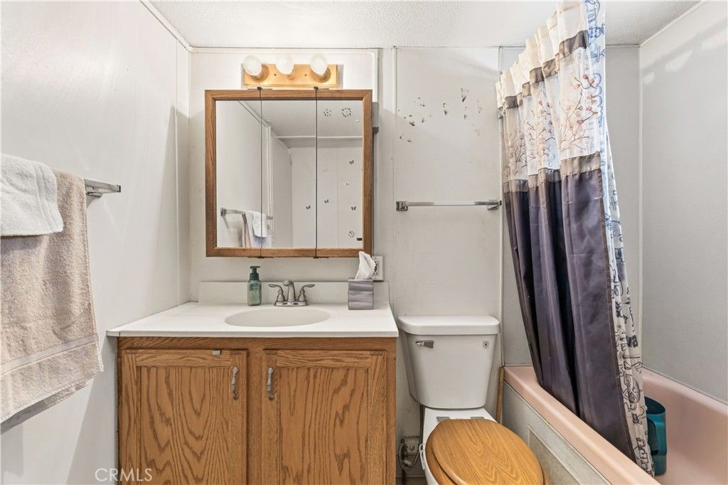 Image 15 of property listing at 10711 Sherman Grove Avenue 9, Sunland, CA 91040