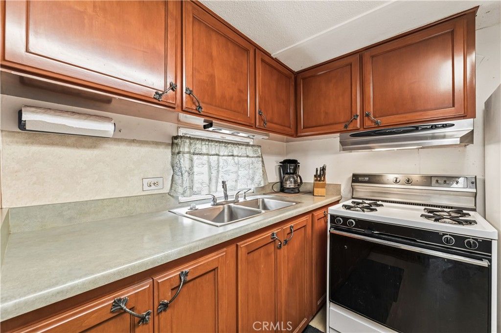 Image 3 of property listing at 10711 Sherman Grove Avenue 9, Sunland, CA 91040