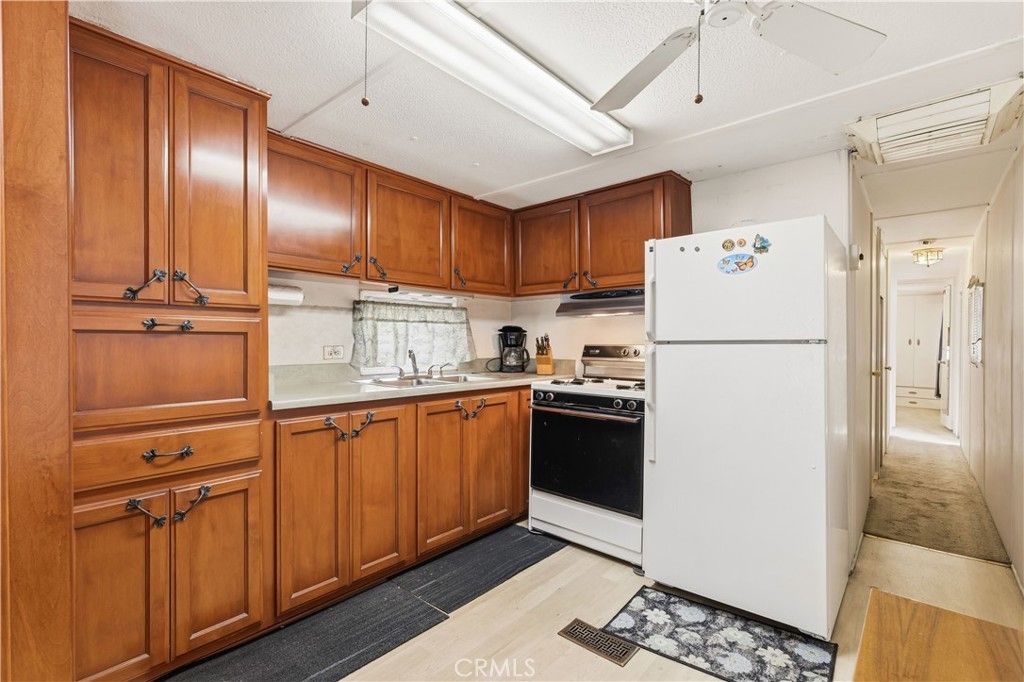 Image 5 of property listing at 10711 Sherman Grove Avenue 9, Sunland, CA 91040
