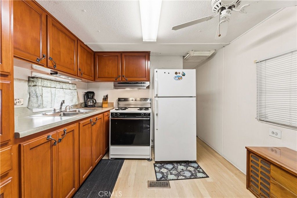 Image 6 of property listing at 10711 Sherman Grove Avenue 9, Sunland, CA 91040
