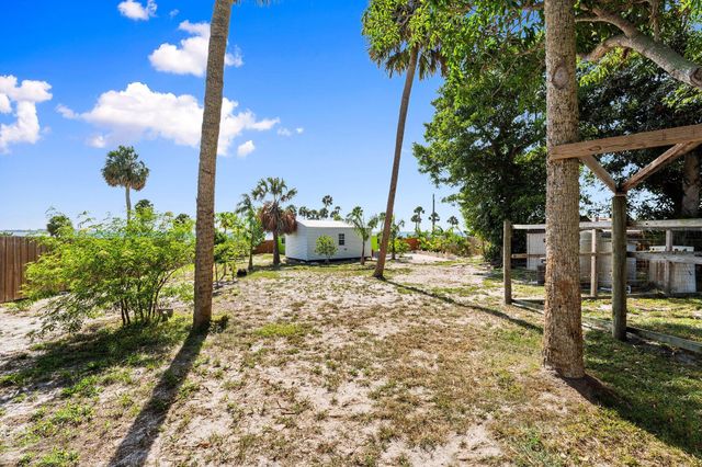 5203 S Indian River Drive, Fort Pierce, FL 34982