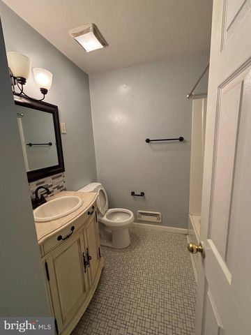 20 LAMP POST LN, Cherry Hill, NJ 08003