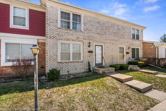 2775 Seaton Circuit W, Warren, MI 48091