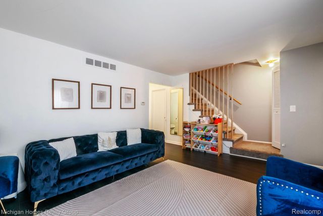 2775 Seaton Circuit W, Warren, MI 48091