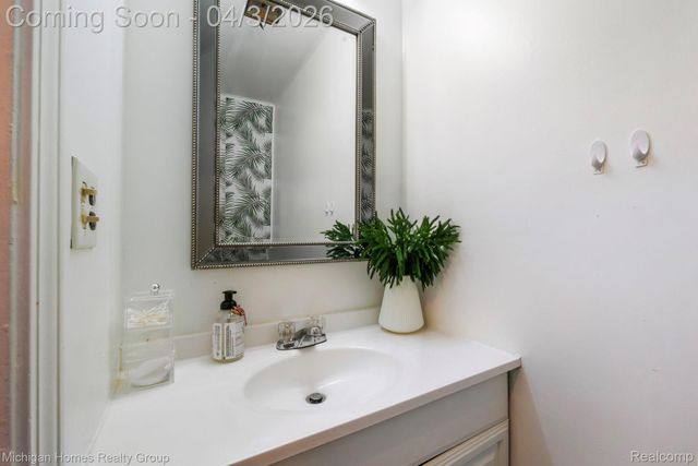 2775 Seaton Circuit W, Warren, MI 48091