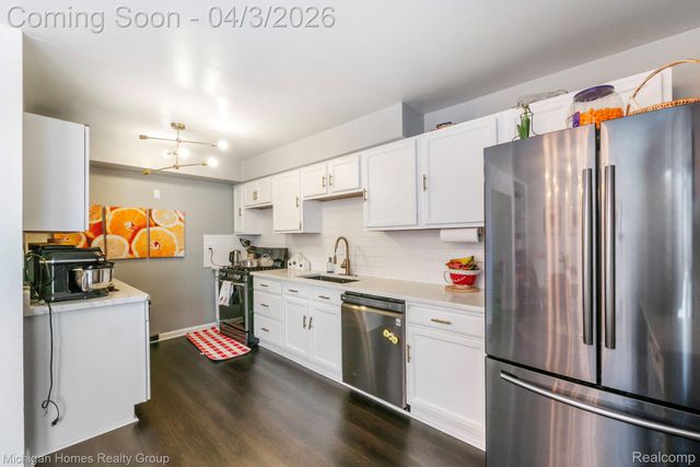 2775 Seaton Circuit W, Warren, MI 48091