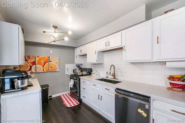 2775 Seaton Circuit W, Warren, MI 48091