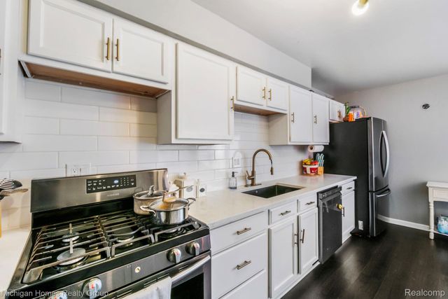 2775 Seaton Circuit W, Warren, MI 48091