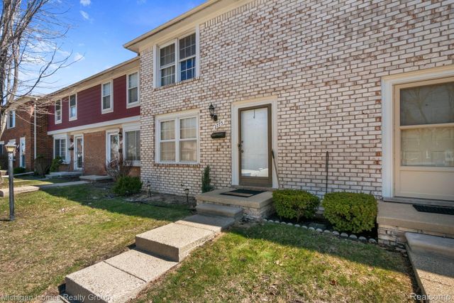 2775 Seaton Circuit W, Warren, MI 48091