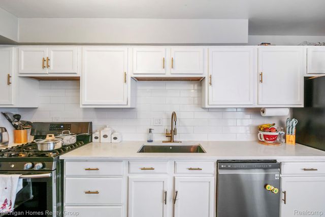 2775 Seaton Circuit W, Warren, MI 48091