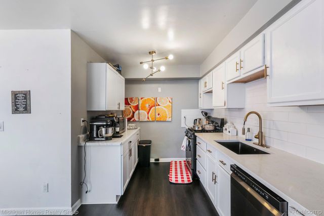 2775 Seaton Circuit W, Warren, MI 48091