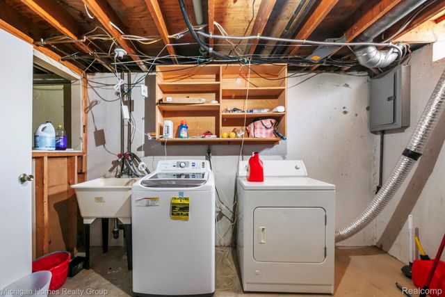 2775 Seaton Circuit W, Warren, MI 48091