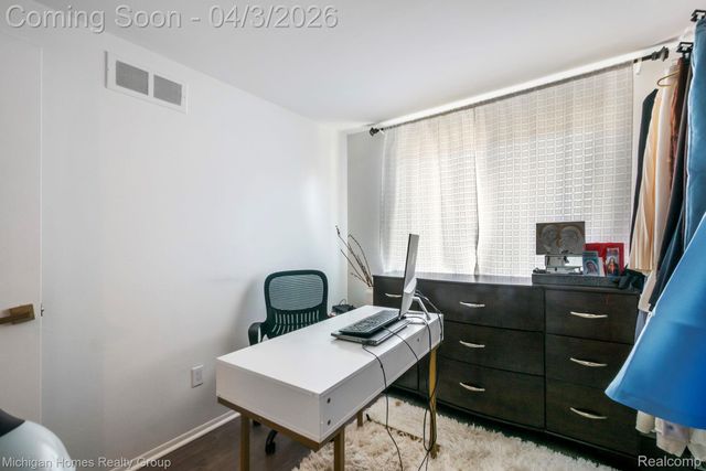 2775 Seaton Circuit W, Warren, MI 48091