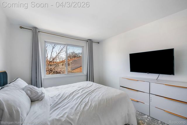 2775 Seaton Circuit W, Warren, MI 48091