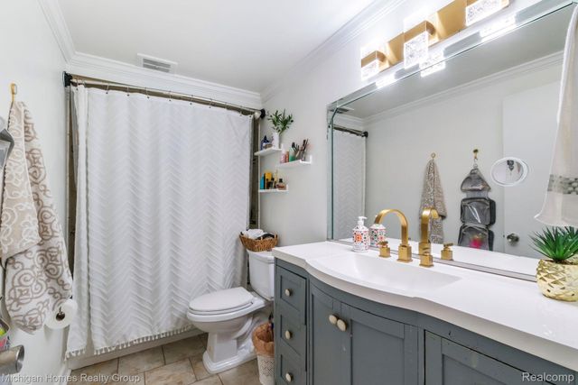 2775 Seaton Circuit W, Warren, MI 48091