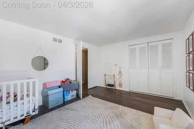 2775 Seaton Circuit W, Warren, MI 48091